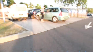 Fiatal mami a parkolóban kúr