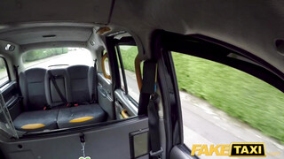 Fake Taxi - Alice Judge hátsó bejáratba rakva a taxiban
