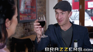 Brazzers - Anissa Jolie élvezi a hatalmas pélót