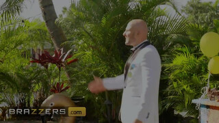 Brazzers - Victoria June kefél a pincér krapekkal