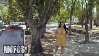 Mofos - Angela White élvezi ha durván basszák