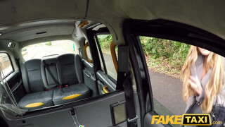 Stacey Saran a taxissal közösül - Fake Taxi