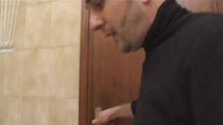 Olasz háziasszony a fürdőben szexel