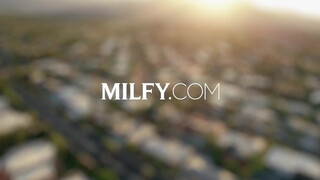 MILFY - Dana Vespoli fiatalabb sráccal baszik